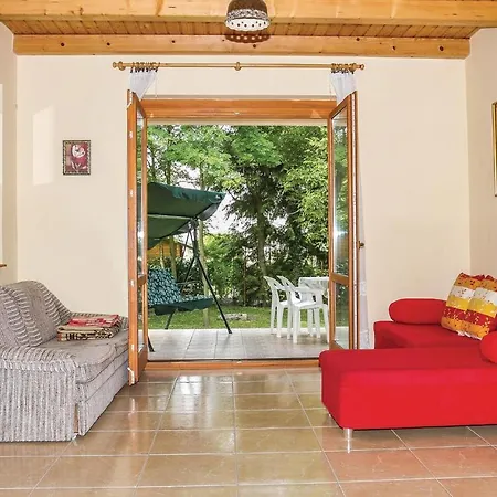 Awesome In W/ 2 Bedrooms Ferienhaus Balatonkeresztúr